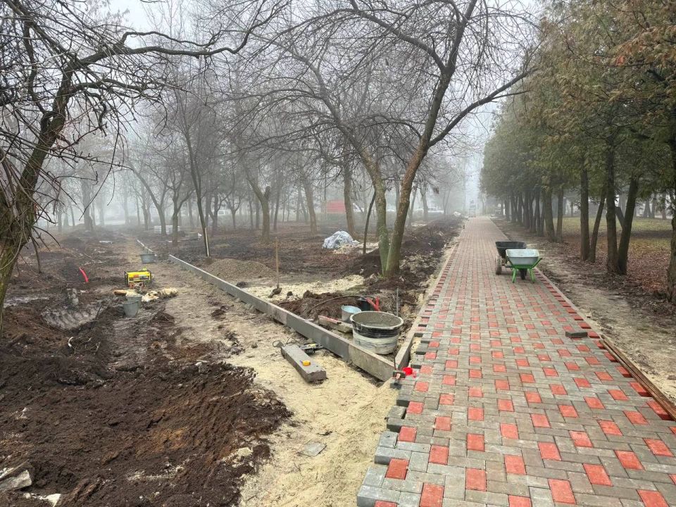В Кировском продолжается благоустройство южной части парка «Победа» В Кировском продолжается благоустройство южной части парка «Победа»
