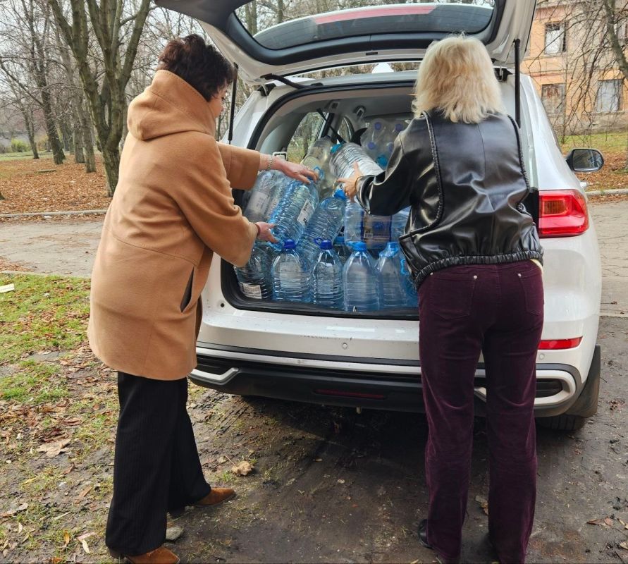 28 ноября 2025 года во исполнение поручения Главы Донецкой Народной Республики депутаты Ясиноватского муниципального совета Анна Бондарь и Наталья Филиппова посетили места подвоза воды 28 ноября 2025 года во исполнение поручения Главы Донецкой Народной Республики депутаты Ясиноватского муниципального совета Анна Бондарь и Наталья Филиппова посетили места подвоза воды