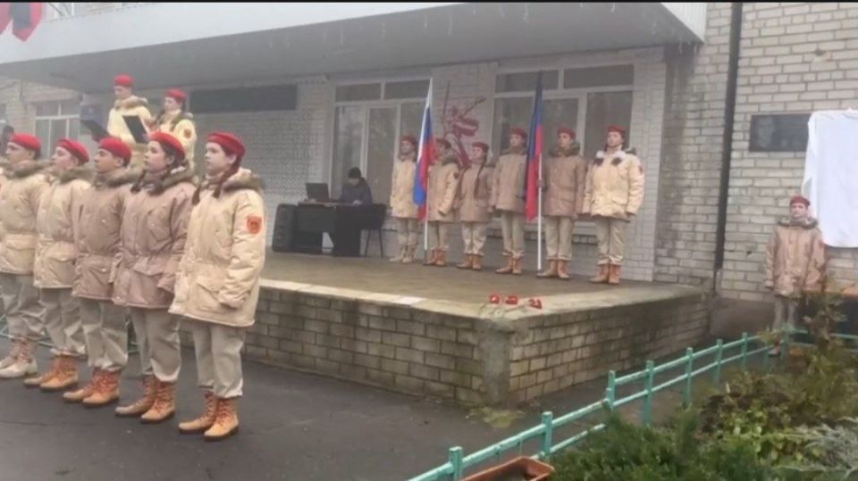 Валентин Левченко: Сегодня, 28 ноября 2025 года, в ГБОУ "Гимназия №19 г.о.Донецк" состоялось торжественное открытие мемориальной доски в память о героическом выпускнике — Валентин Левченко: Сегодня, 28 ноября 2025 года, в ГБОУ "Гимназия №19 г.о.Донецк" состоялось торжественное открытие мемориальной доски в память о героическом выпускнике —