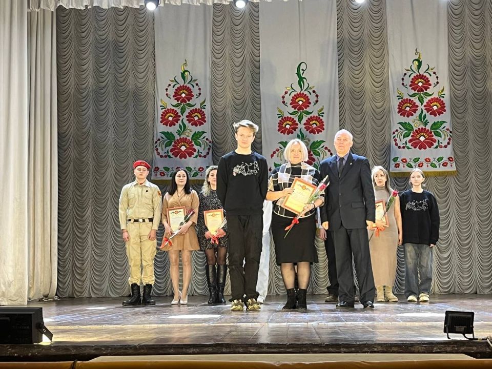 Евгений Поплавский: В торжественной обстановке Харцызского Дворца культуры прошло награждение мам, чьи дети активно участвуют в жизни некоммерческих организаций нашего округа Евгений Поплавский: В торжественной обстановке Харцызского Дворца культуры прошло награждение мам, чьи дети активно участвуют в жизни некоммерческих организаций нашего округа