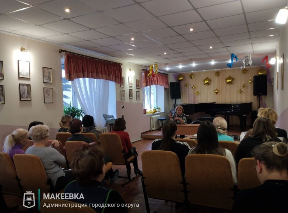 Депутаты Макеевского городского совета продолжают проводить встречи с жителями города Депутаты Макеевского городского совета продолжают проводить встречи с жителями города