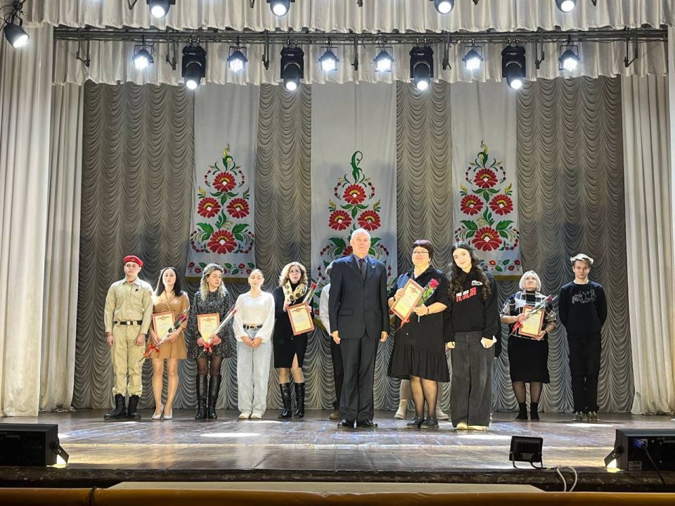 Евгений Поплавский: В торжественной обстановке Харцызского Дворца культуры прошло награждение мам, чьи дети активно участвуют в жизни некоммерческих организаций нашего округа Евгений Поплавский: В торжественной обстановке Харцызского Дворца культуры прошло награждение мам, чьи дети активно участвуют в жизни некоммерческих организаций нашего округа