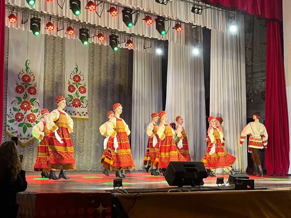 Евгений Поплавский: В торжественной обстановке Харцызского Дворца культуры прошло награждение мам, чьи дети активно участвуют в жизни некоммерческих организаций нашего округа Евгений Поплавский: В торжественной обстановке Харцызского Дворца культуры прошло награждение мам, чьи дети активно участвуют в жизни некоммерческих организаций нашего округа