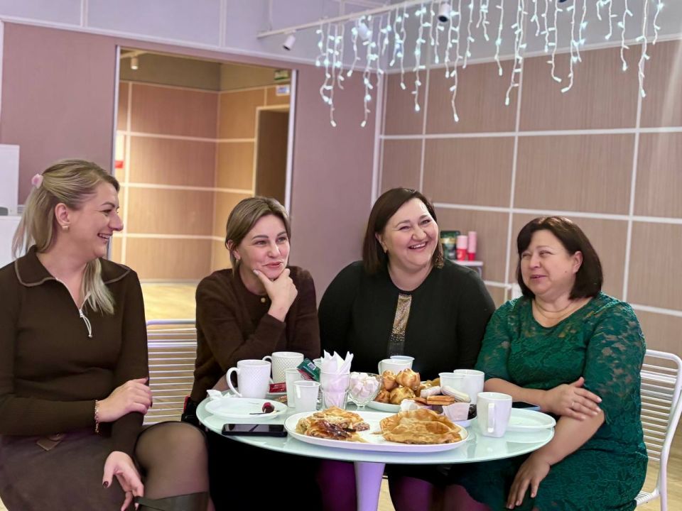 Забота в каждом кусочке. В преддверии Дня матери, Женское движение «Единой России» Волновахского МО приняло участие в трогательной акции под названием «Вкус заботы» Забота в каждом кусочке. В преддверии Дня матери, Женское движение «Единой России» Волновахского МО приняло участие в трогательной акции под названием «Вкус заботы»