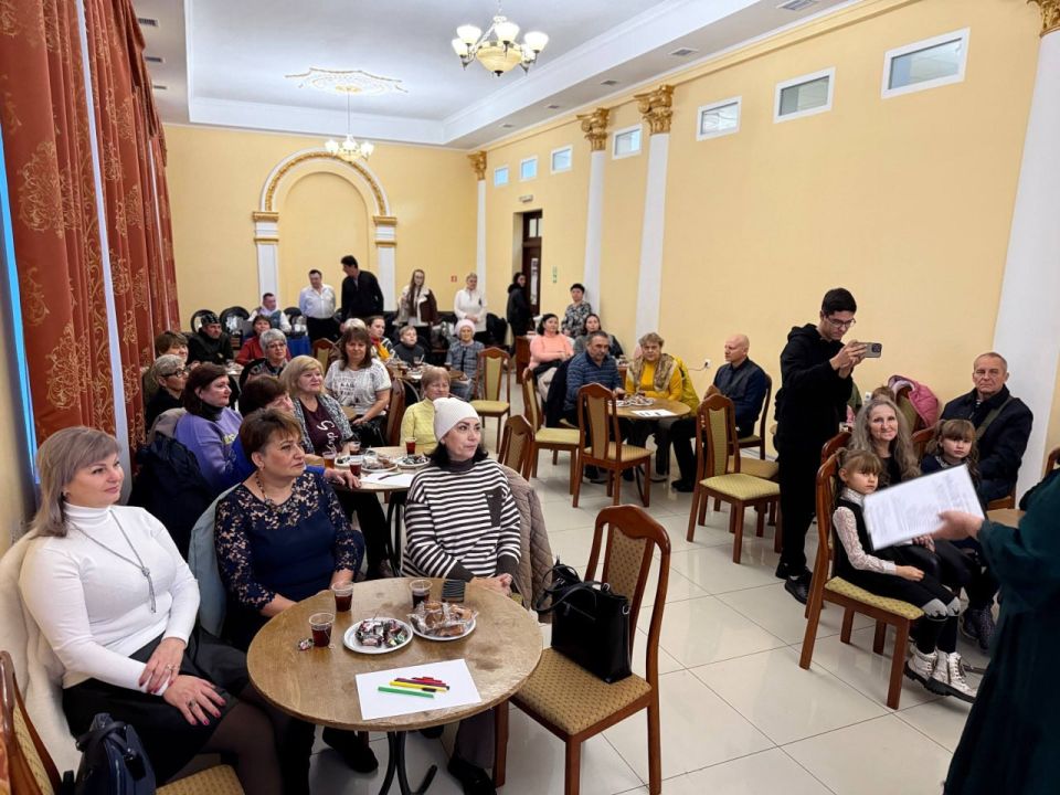 В преддверии Дня матери, 28 ноября, в Харцызском доме культуры состоялось торжественное мероприятие под названием «Семья — как много в этом слове» В преддверии Дня матери, 28 ноября, в Харцызском доме культуры состоялось торжественное мероприятие под названием «Семья — как много в этом слове»