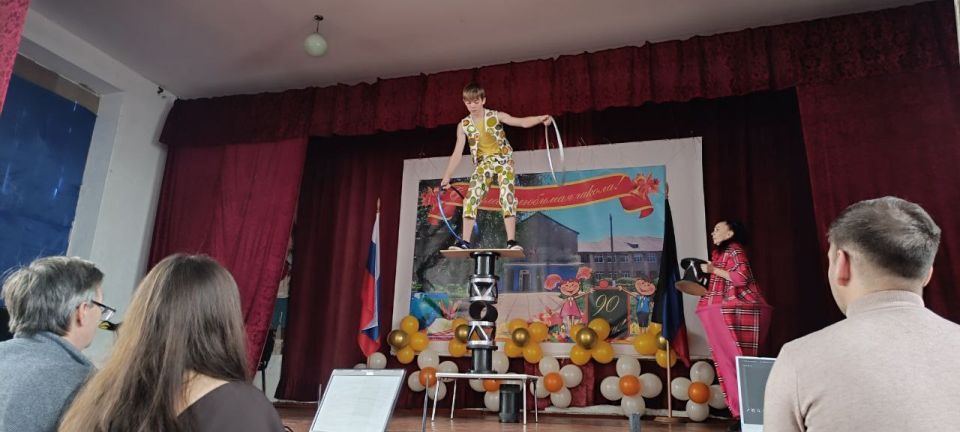 «С ДНЕМ РОЖДЕНИЯ, ШКОЛА!». В пятницу, 28 ноября 2025 года, творческая бригада МБУ «Дворец культуры им. В. Маяковского г. о. Торез» приняла участие в праздничной концертной программе, посвящённой 90-летию ГБОУ «Школа № 2 г.... «С ДНЕМ РОЖДЕНИЯ, ШКОЛА!». В пятницу, 28 ноября 2025 года, творческая бригада МБУ «Дворец культуры им. В. Маяковского г. о. Торез» приняла участие в праздничной концертной программе, посвящённой 90-летию ГБОУ «Школа № 2 г....