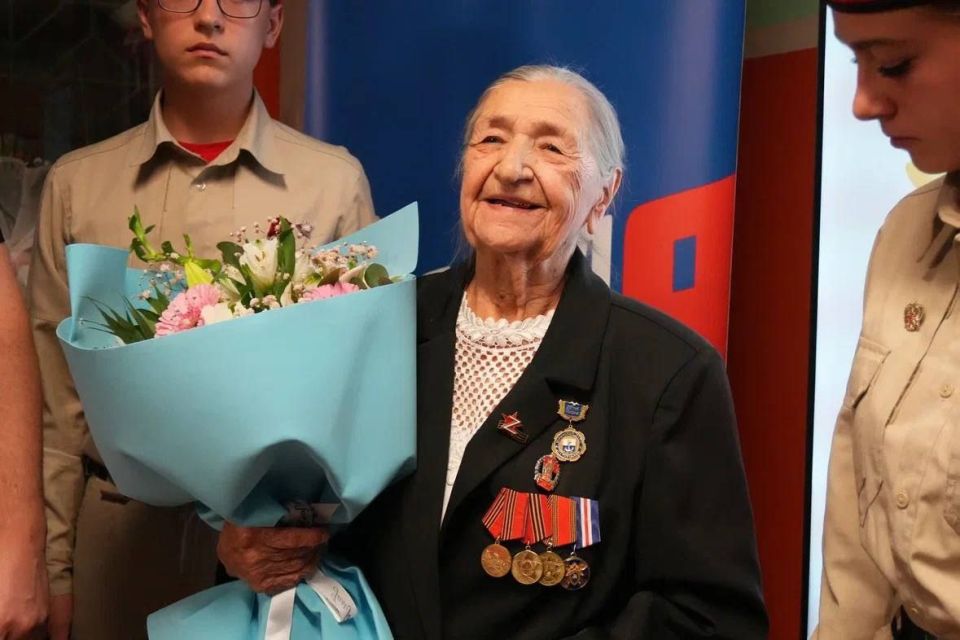 Анна Кузнецова: В центр для старшего поколения в Мариуполе передали бытовую технику и мебель Анна Кузнецова: В центр для старшего поколения в Мариуполе передали бытовую технику и мебель