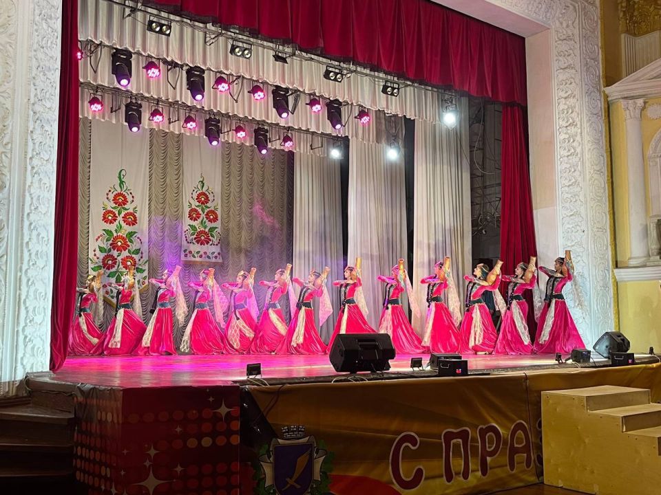 Евгений Поплавский: В торжественной обстановке Харцызского Дворца культуры прошло награждение мам, чьи дети активно участвуют в жизни некоммерческих организаций нашего округа Евгений Поплавский: В торжественной обстановке Харцызского Дворца культуры прошло награждение мам, чьи дети активно участвуют в жизни некоммерческих организаций нашего округа