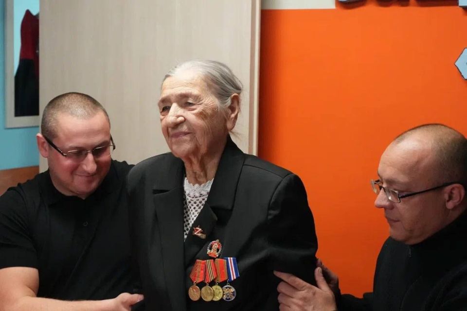 Анна Кузнецова: В центр для старшего поколения в Мариуполе передали бытовую технику и мебель Анна Кузнецова: В центр для старшего поколения в Мариуполе передали бытовую технику и мебель