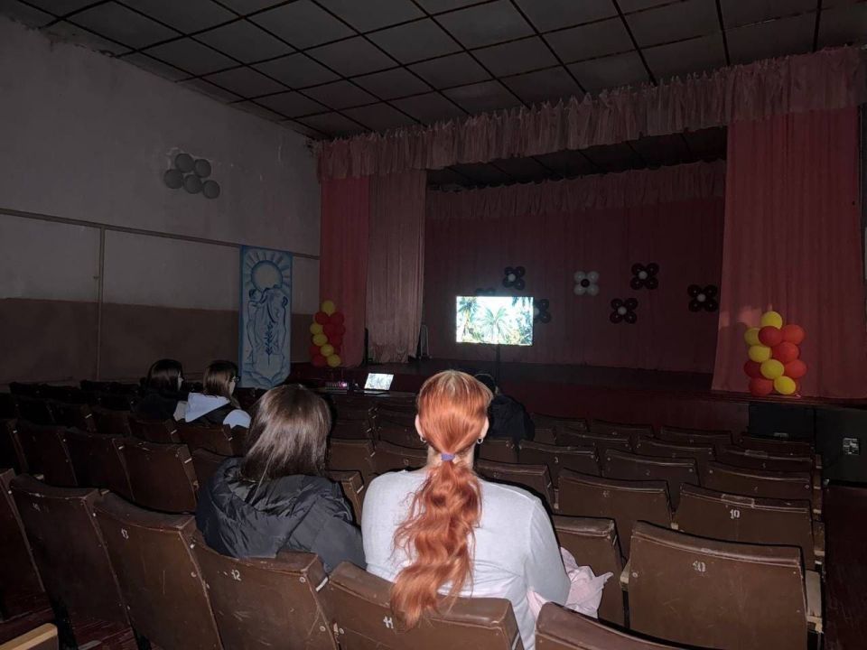 Сегодня творческие сотрудники ХГДК с огромной радостью и теплотой поздравили дорогих мам села Золотарёвка с наступающим праздником! Сегодня творческие сотрудники ХГДК с огромной радостью и теплотой поздравили дорогих мам села Золотарёвка с наступающим праздником!