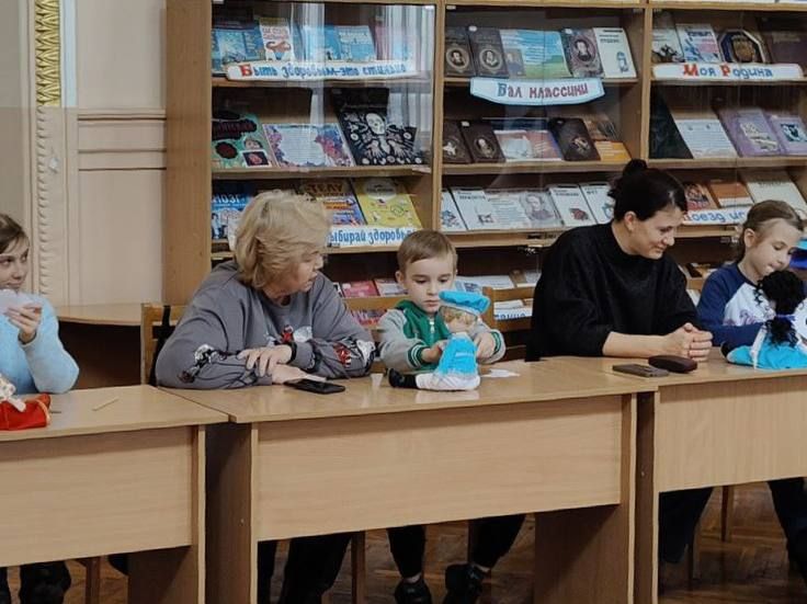 Дети из подопечных семей КСВО ДНР посетили мастер-класс по изготовлению кукол ко Дню матери Дети из подопечных семей КСВО ДНР посетили мастер-класс по изготовлению кукол ко Дню матери