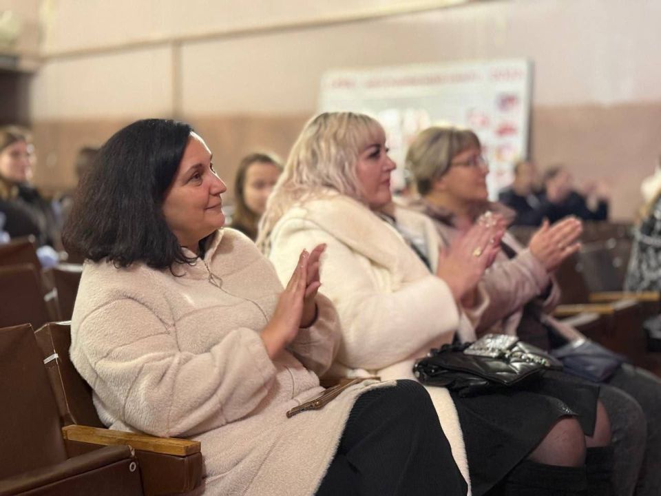 Сегодня творческие сотрудники ХГДК с огромной радостью и теплотой поздравили дорогих мам села Золотарёвка с наступающим праздником! Сегодня творческие сотрудники ХГДК с огромной радостью и теплотой поздравили дорогих мам села Золотарёвка с наступающим праздником!