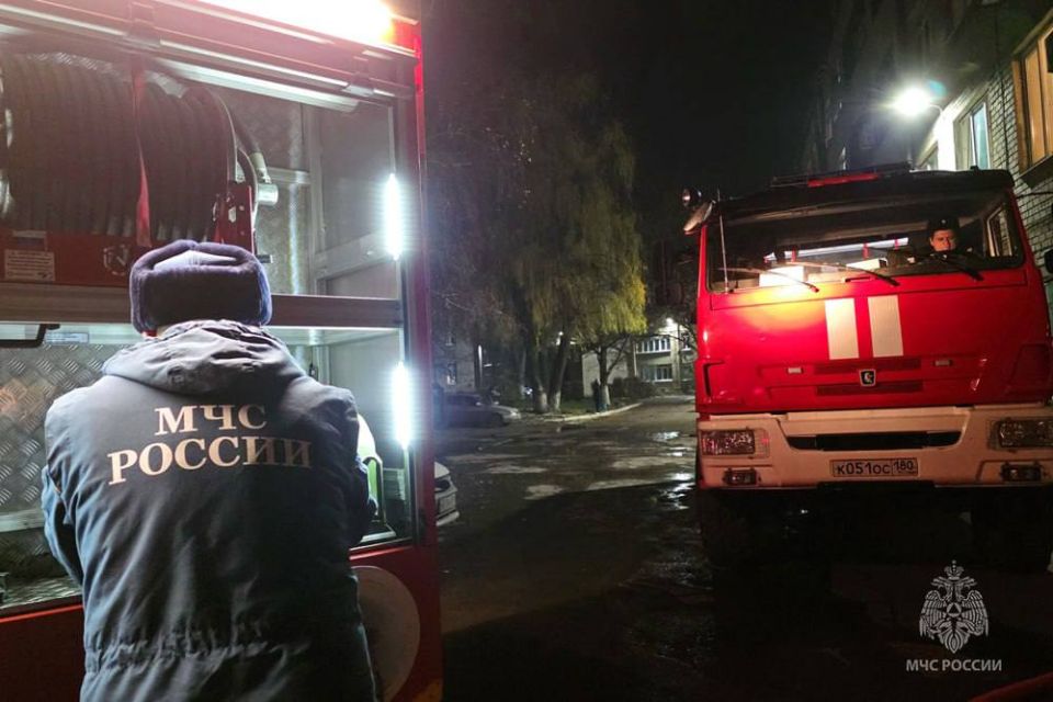 Сотрудники МЧС России предотвратили распространение пожара в донецкой больнице №16 Сотрудники МЧС России предотвратили распространение пожара в донецкой больнице №16