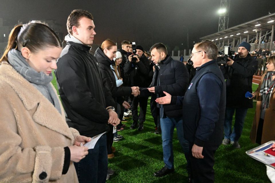 Александр Подгорный: Открыли спортивный комплекс «Портовик» в Мариуполе вместе с секретарем Генсовета «Единой России» Владимиром Якушевым Александр Подгорный: Открыли спортивный комплекс «Портовик» в Мариуполе вместе с секретарем Генсовета «Единой России» Владимиром Якушевым
