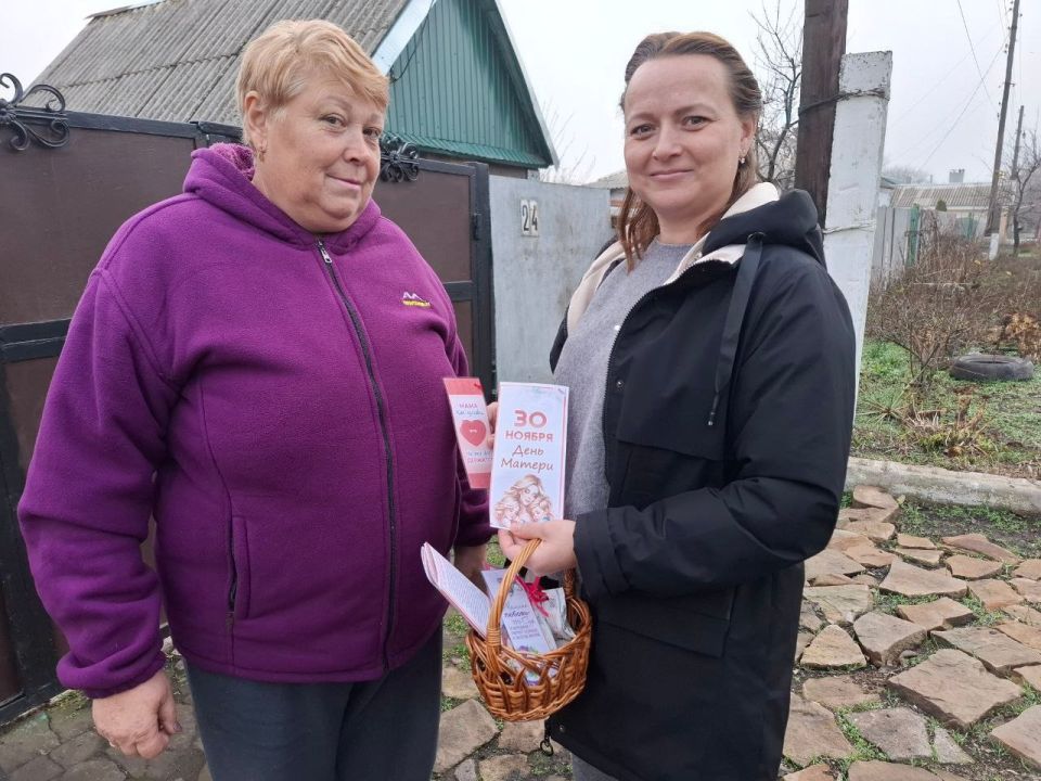 В преддверии Дня матери активисты проекта Женское движение партии Единая Россия, работники Малоорловской сельской библиотеки-филиала поздравили жительниц села с этим теплым и трогательным праздником В преддверии Дня матери активисты проекта Женское движение партии Единая Россия, работники Малоорловской сельской библиотеки-филиала поздравили жительниц села с этим теплым и трогательным праздником