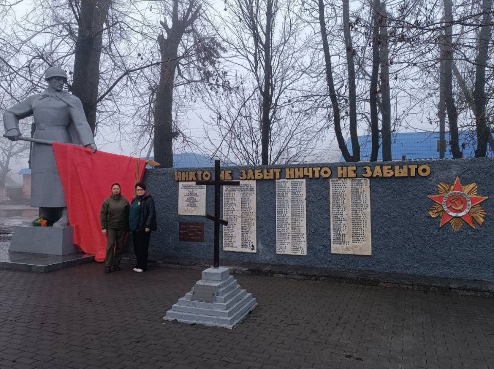 28 ноября, в честь Дня матери, в Докучаевске на Аллее героев высадили «Сад Памяти» 28 ноября, в честь Дня матери, в Докучаевске на Аллее героев высадили «Сад Памяти»