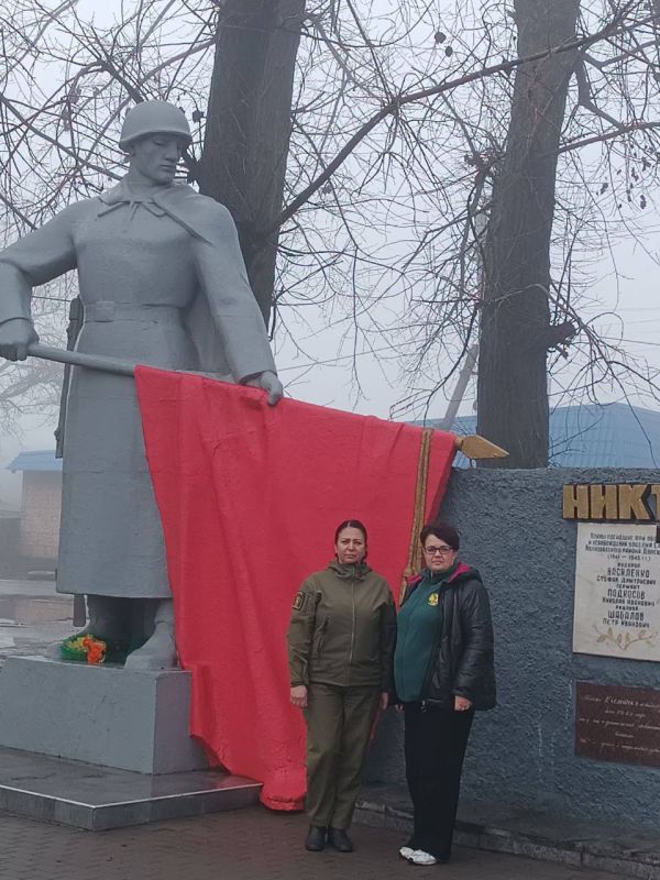 28 ноября, в честь Дня матери, в Докучаевске на Аллее героев высадили «Сад Памяти» 28 ноября, в честь Дня матери, в Докучаевске на Аллее героев высадили «Сад Памяти»