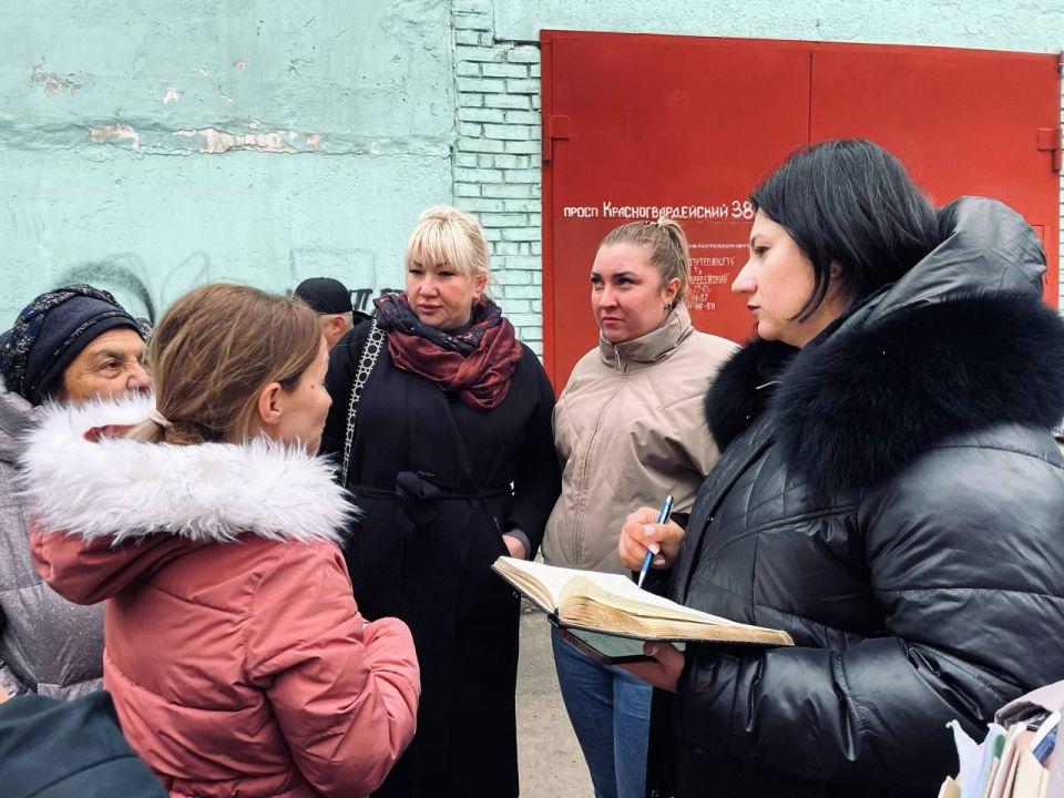 Анна Кондрыкинская: Вместе с представителями ресурсоснабжающих организаций выехала на сход граждан в Калининский район Донецка, чтобы обсудить проблемы, с которыми столкнулись жители Анна Кондрыкинская: Вместе с представителями ресурсоснабжающих организаций выехала на сход граждан в Калининский район Донецка, чтобы обсудить проблемы, с которыми столкнулись жители