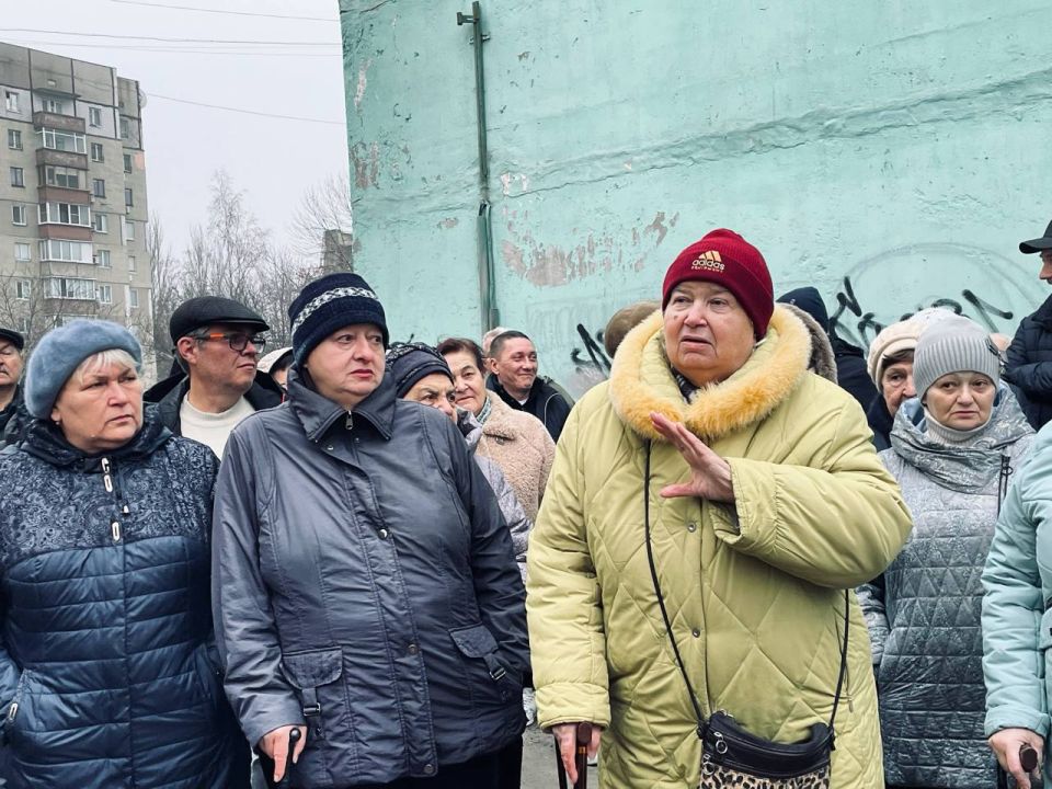 Анна Кондрыкинская: Вместе с представителями ресурсоснабжающих организаций выехала на сход граждан в Калининский район Донецка, чтобы обсудить проблемы, с которыми столкнулись жители Анна Кондрыкинская: Вместе с представителями ресурсоснабжающих организаций выехала на сход граждан в Калининский район Донецка, чтобы обсудить проблемы, с которыми столкнулись жители