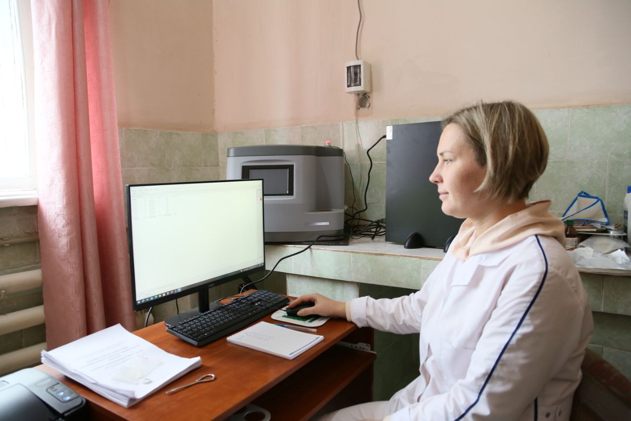 Комсомольское рудоуправление обновило свою лабораторию, установив аналитический комплекс на базе рентгеновского аппарата «Спектроскан МАКС-GVM» для проверки содержания химических элементов в известняке