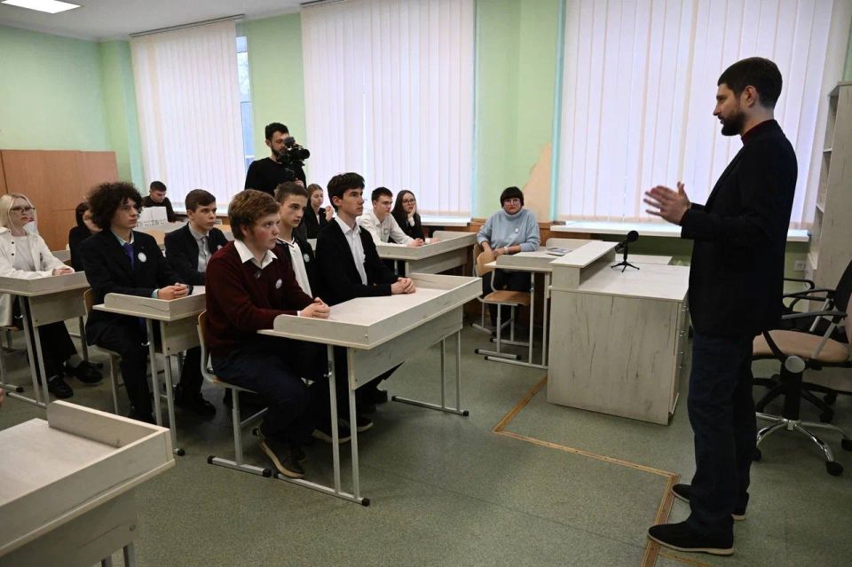 Александр Волошин: #Работа_в_Республике. Сегодня лично встретились с финалистами Всероссийского проекта «Лига ораторов» — учениками 10 «А» класса Многопрофильного лицея №1 Донецка: Данилом Зинченко, Павлом Шупик и Тимуром... Александр Волошин: #Работа_в_Республике. Сегодня лично встретились с финалистами Всероссийского проекта «Лига ораторов» — учениками 10 «А» класса Многопрофильного лицея №1 Донецка: Данилом Зинченко, Павлом Шупик и Тимуром...