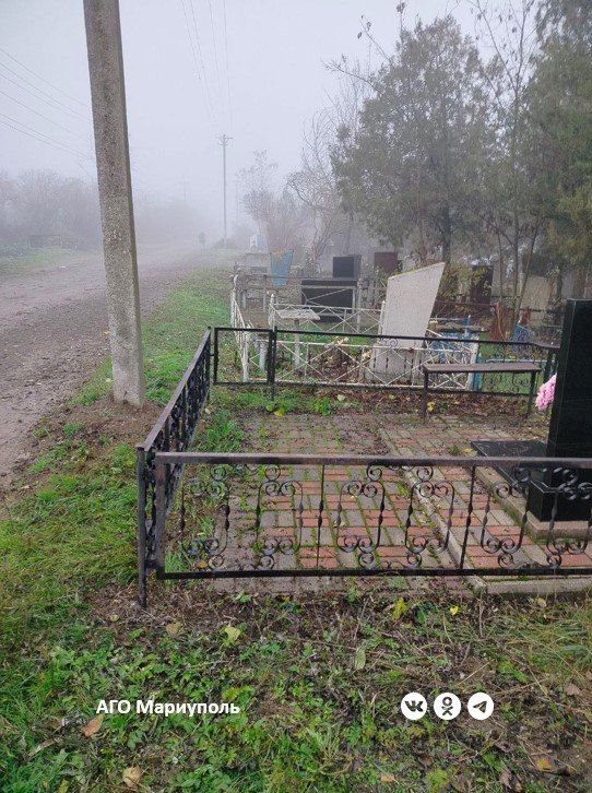 Мариупольские коммунальщики продолжают благоустраивать ритуальные места Мариупольские коммунальщики продолжают благоустраивать ритуальные места