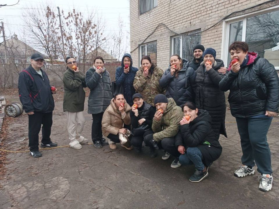 Первый день зимы, но пока нет снега, отмечаем День поедания красных яблок! Первый день зимы, но пока нет снега, отмечаем День поедания красных яблок!