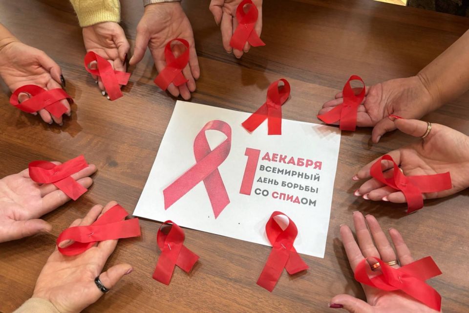 В Шахтерском Дворце культуры прошла акция «Красная лента» В Шахтерском Дворце культуры прошла акция «Красная лента»
