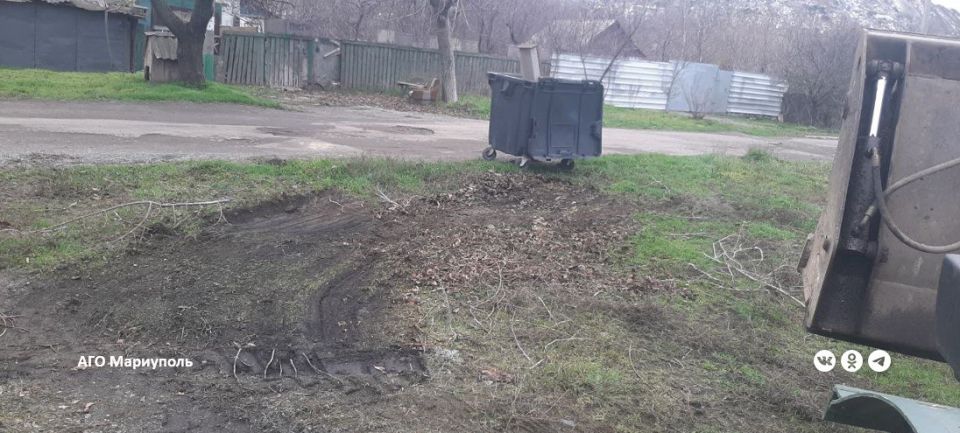 Мариупольские коммунальщики ликвидировали стихийные свалки в Ильичевском районе Мариупольские коммунальщики ликвидировали стихийные свалки в Ильичевском районе