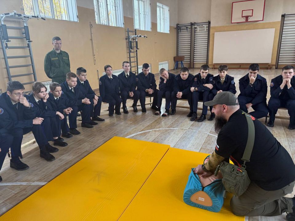 Сотрудники следственного управления провели для кадет занятие по тактической медицине Сотрудники следственного управления провели для кадет занятие по тактической медицине