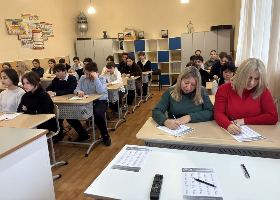 Иван Адамец: В школе №72 состоялась очная площадка Всероссийской просветительской акции «Военно-патриотический диктант – 2025» Иван Адамец: В школе №72 состоялась очная площадка Всероссийской просветительской акции «Военно-патриотический диктант – 2025»