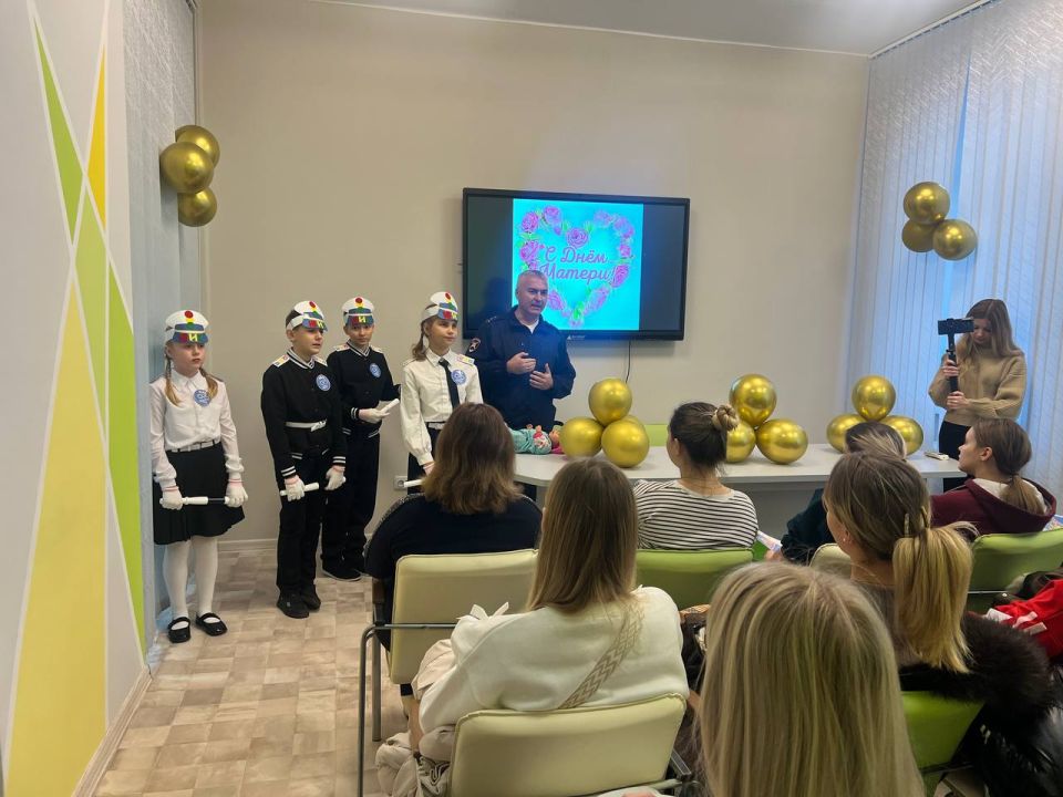 Сотрудники ГАИ совместно с участниками отряда ЮИД посетили родильный дом