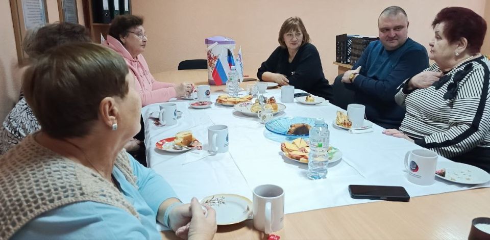 Сегодня, 1 декабря 2025 года, руководитель Управы Алексей Дмитрюк провел чаепитие, главным гостем которого стала председатель Кировской районной организации ветеранов г. Донецка Раиса Картамышева – победитель Национальной... Сегодня, 1 декабря 2025 года, руководитель Управы Алексей Дмитрюк провел чаепитие, главным гостем которого стала председатель Кировской районной организации ветеранов г. Донецка Раиса Картамышева – победитель Национальной...