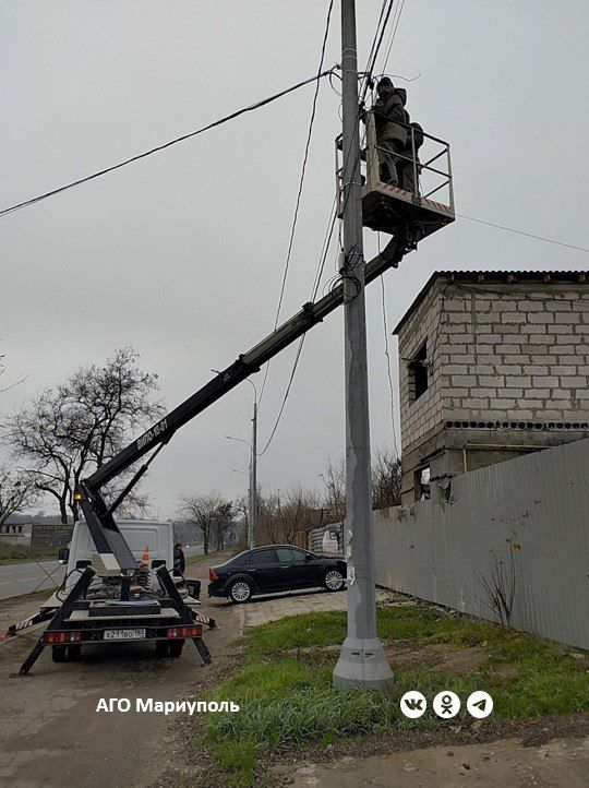 В Мариуполе энергетики за неделю восстановили 625 метров воздушных линий В Мариуполе энергетики за неделю восстановили 625 метров воздушных линий