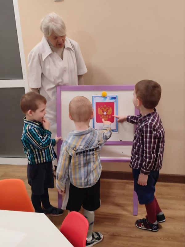 В рамках проекта «Крепкая семья» в Специализированном доме ребенка «Родничок» провели тематическое занятие для воспитанников старших групп по случаю Дня Государственного герба Российской Федерации В рамках проекта «Крепкая семья» в Специализированном доме ребенка «Родничок» провели тематическое занятие для воспитанников старших групп по случаю Дня Государственного герба Российской Федерации