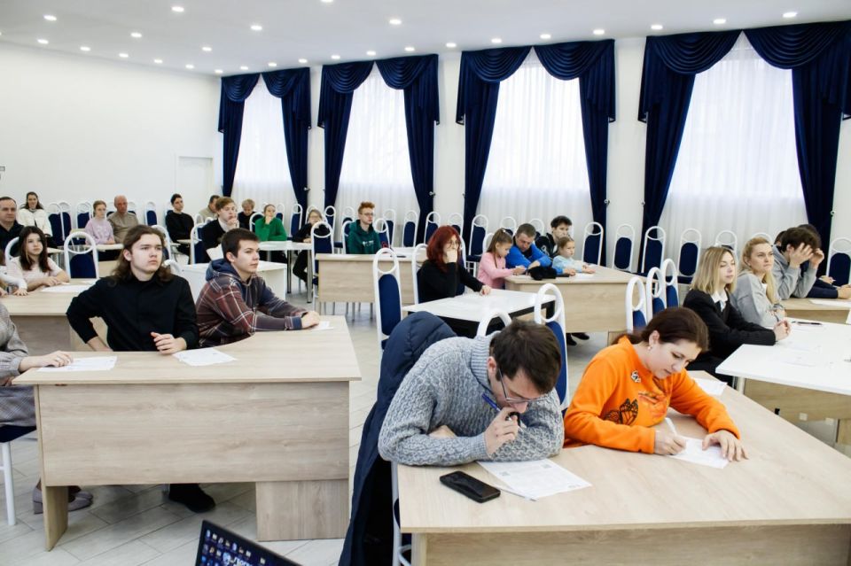 Писали даже космонавты: в Донецке прошла международная акция «Географический диктант» Писали даже космонавты: в Донецке прошла международная акция «Географический диктант»