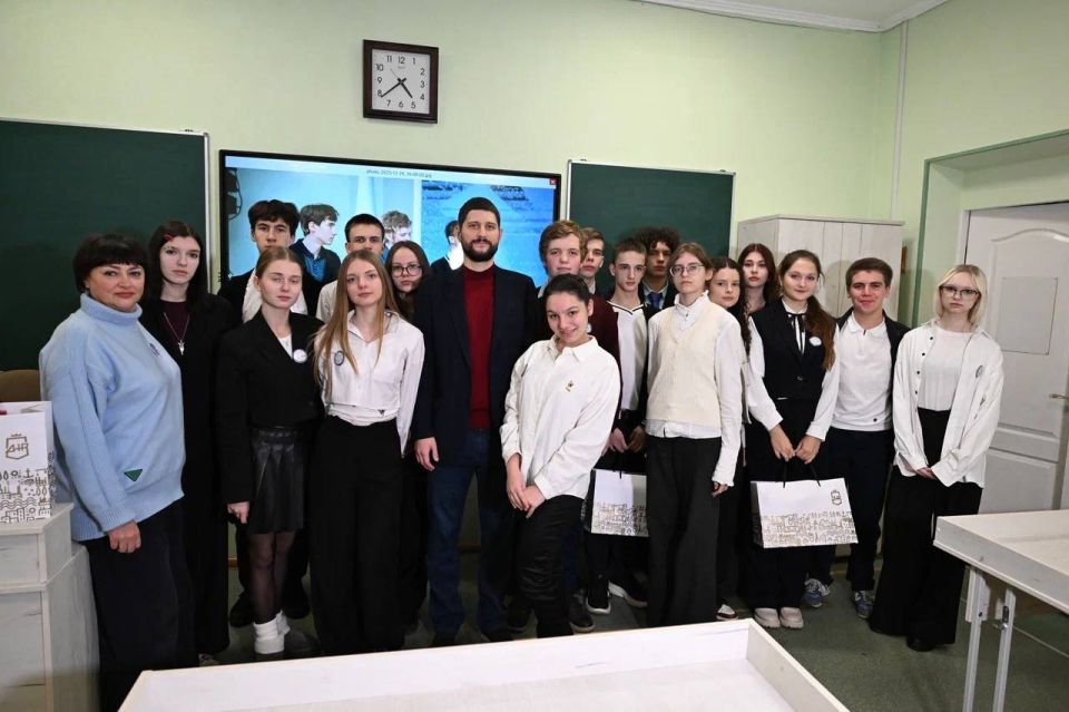 Александр Волошин: #Работа_в_Республике. Сегодня лично встретились с финалистами Всероссийского проекта «Лига ораторов» — учениками 10 «А» класса Многопрофильного лицея №1 Донецка: Данилом Зинченко, Павлом Шупик и Тимуром... Александр Волошин: #Работа_в_Республике. Сегодня лично встретились с финалистами Всероссийского проекта «Лига ораторов» — учениками 10 «А» класса Многопрофильного лицея №1 Донецка: Данилом Зинченко, Павлом Шупик и Тимуром...