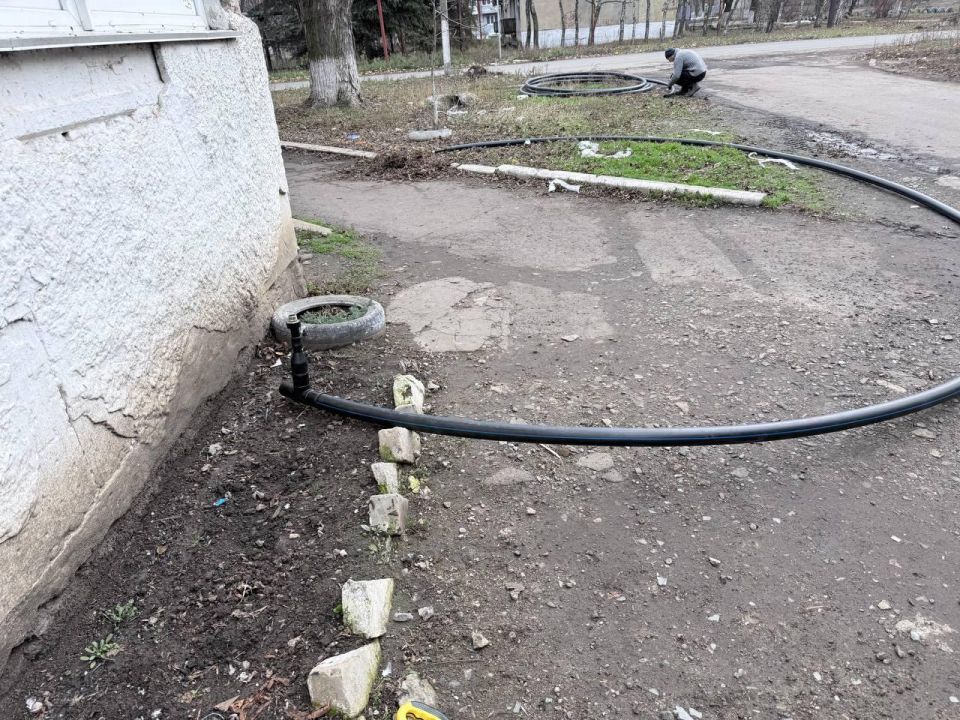 Аварийщики из Магаданской области ремонтируют систему ХВС в многоквартирном доме в Ждановке Аварийщики из Магаданской области ремонтируют систему ХВС в многоквартирном доме в Ждановке