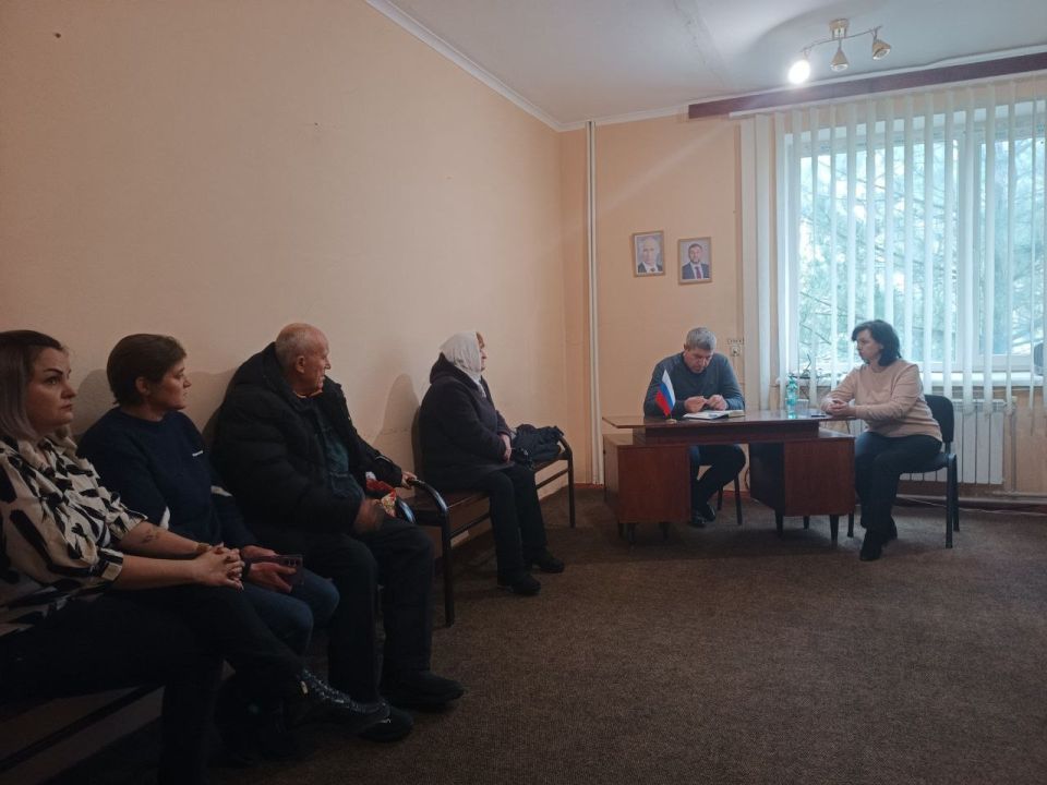 Сегодня Первый заместитель главы Администрации Володарского муниципального округа Боровик Д.В. провёл встречу с жителями с. Боевое