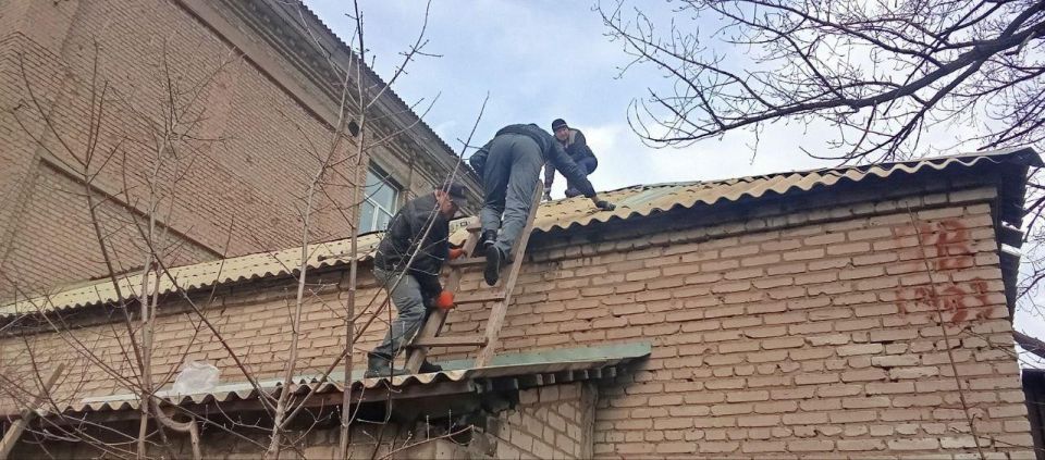 Бригада Хабаровского края ремонтирует кровлю образовательного учреждения в Дебальцево Бригада Хабаровского края ремонтирует кровлю образовательного учреждения в Дебальцево