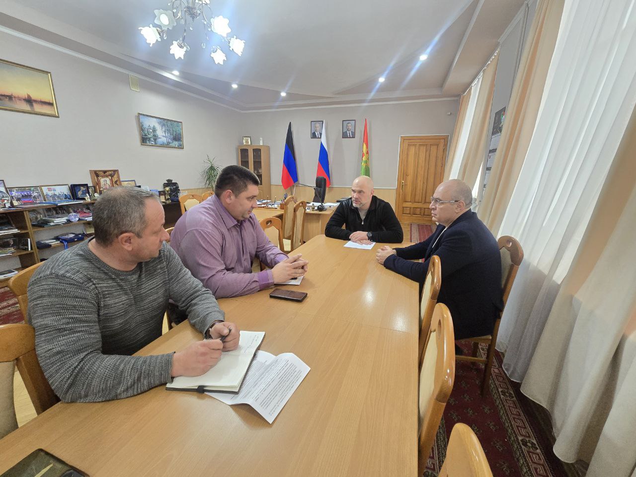 Сергей Желновач: Сегодня провел рабочее совещание с главным инженером Енакиевского производственного управления водопроводно-канализационного хозяйства ГУП ДНР «Вода Донбасса» Сергеем Свищом и начальником ПК СМВВВ...