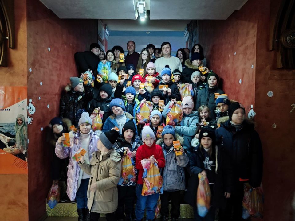 В День Рождения "Единой России" для воспитанников школы-интерната в Торезе организовали праздничный поход в кино В День Рождения "Единой России" для воспитанников школы-интерната в Торезе организовали праздничный поход в кино