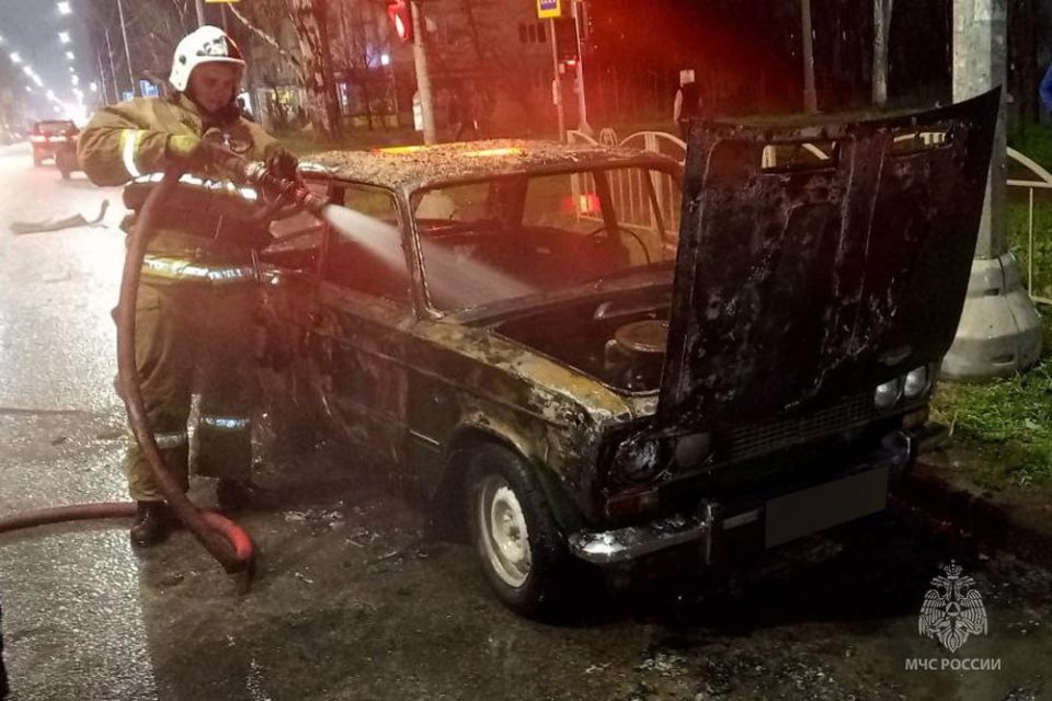 В Мариуполе сотрудники МЧС России ликвидировали пожар в результате ДТП В Мариуполе сотрудники МЧС России ликвидировали пожар в результате ДТП