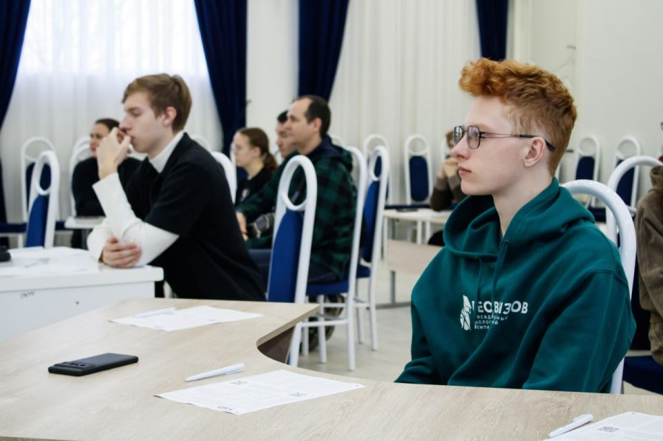 Писали даже космонавты: в Донецке прошла международная акция «Географический диктант» Писали даже космонавты: в Донецке прошла международная акция «Географический диктант»