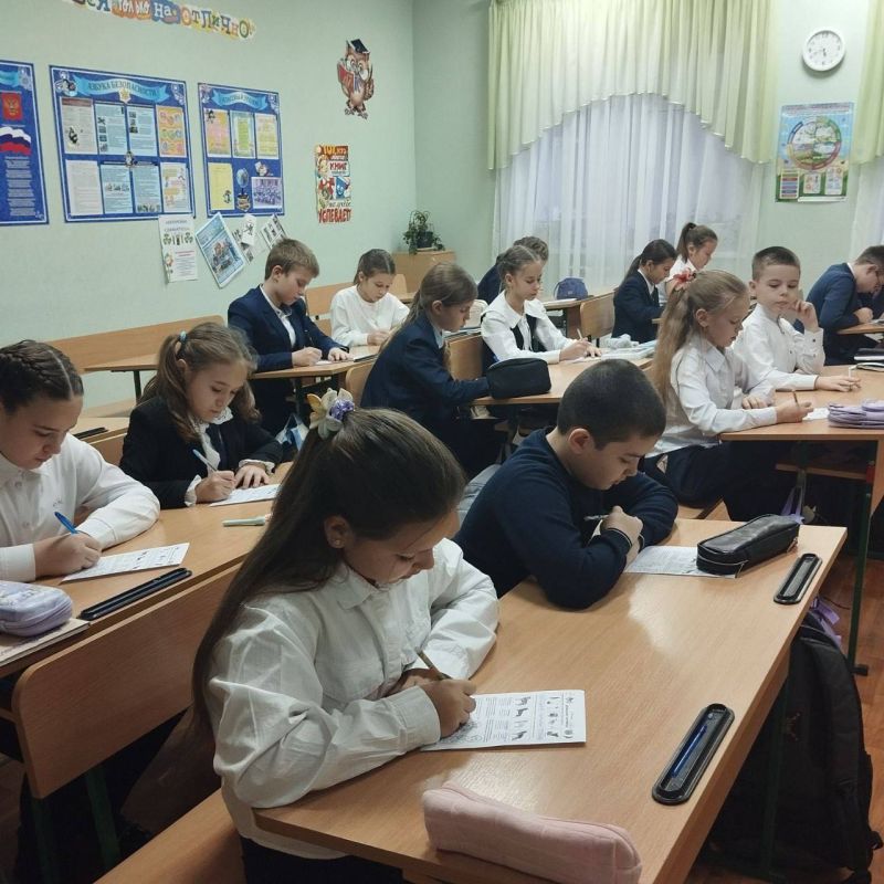 «РАЗГОВОРЫ О ВАЖНОМ». Утро в Тельмановской гимназии традиционно началось с еженедельной линейки и почётного права выноса флага Российской Федерации и флага Донецкой Народной Республики юнармейцами ВПК «Юные патриоты... «РАЗГОВОРЫ О ВАЖНОМ». Утро в Тельмановской гимназии традиционно началось с еженедельной линейки и почётного права выноса флага Российской Федерации и флага Донецкой Народной Республики юнармейцами ВПК «Юные патриоты...