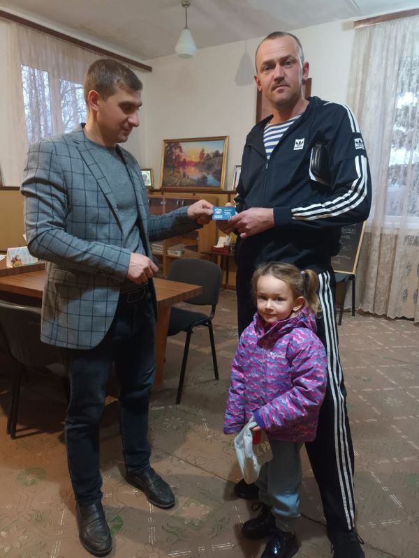 Николай Михайлов: Сегодня, в честь 24-летия партии «Единая Россия» в Старобешевском округе состоялось вручение членских билетов новым единороссам Николай Михайлов: Сегодня, в честь 24-летия партии «Единая Россия» в Старобешевском округе состоялось вручение членских билетов новым единороссам