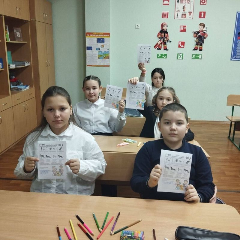 «РАЗГОВОРЫ О ВАЖНОМ». Утро в Тельмановской гимназии традиционно началось с еженедельной линейки и почётного права выноса флага Российской Федерации и флага Донецкой Народной Республики юнармейцами ВПК «Юные патриоты... «РАЗГОВОРЫ О ВАЖНОМ». Утро в Тельмановской гимназии традиционно началось с еженедельной линейки и почётного права выноса флага Российской Федерации и флага Донецкой Народной Республики юнармейцами ВПК «Юные патриоты...