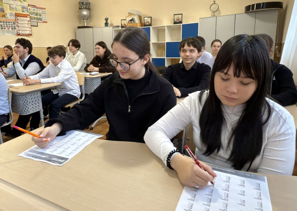 Иван Адамец: В школе №72 состоялась очная площадка Всероссийской просветительской акции «Военно-патриотический диктант – 2025» Иван Адамец: В школе №72 состоялась очная площадка Всероссийской просветительской акции «Военно-патриотический диктант – 2025»