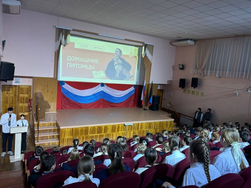 В учебных учреждениях Кировского прошли внеурочные занятия «Разговоры о важном» В учебных учреждениях Кировского прошли внеурочные занятия «Разговоры о важном»