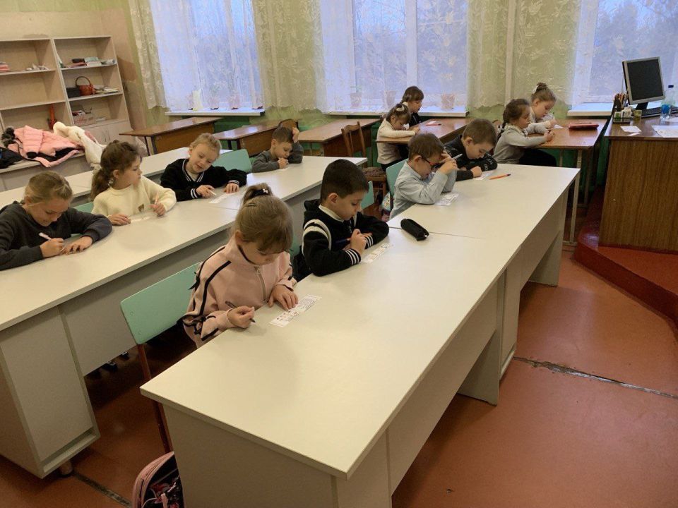 В учебных учреждениях Кировского прошли внеурочные занятия «Разговоры о важном» В учебных учреждениях Кировского прошли внеурочные занятия «Разговоры о важном»